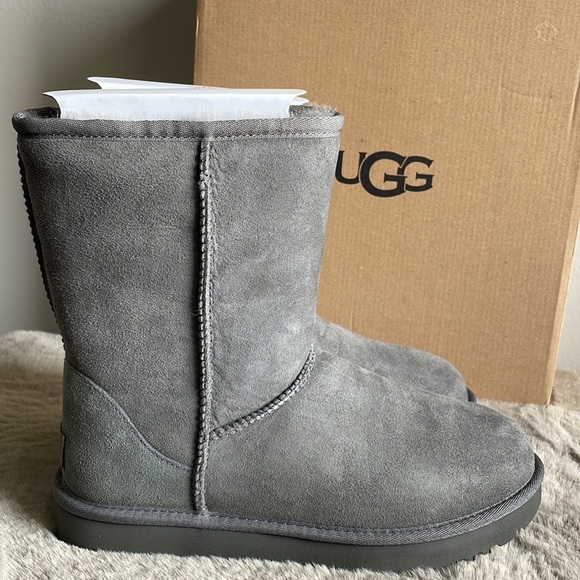 UGG - Women’s Classic Short ll / Winter Boots - Picture 3 of 9
